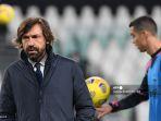 andrea-pirlo-berjalan-di-lapangan-saat-penyerang-portugal-juventus-cristiano-ronaldo-kanan.jpg