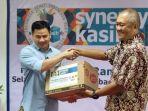 andreas-nawawi-secara-simbolis-menyerahkan-bantuan.jpg