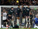 andreas-pereira-melakukan-tendangan-bebas-ke-gawang-arsenal.jpg