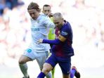 andres-iniesta-dan-luca-modric_20171223_231924.jpg