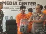andri-bibir-pakaian-oranye-bersama-karopenmas.jpg