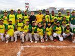 andri-maulana-tengah-kaos-hitam-bersama-tim-pon-softball-banten.jpg