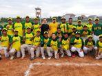 andri-maulana-tengah-kaos-hitam-saat-bersama-tim-softball-pon-banten.jpg