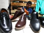 andri-pengusaha-sepatu-cibaduyut-hilang-omzet-80-persen_20200414_130038.jpg