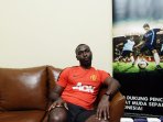 andy-cole-cari-pemain-muda-berbakat-indonesia_20150308_180049.jpg