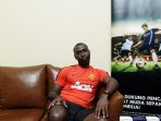 andy-cole-cari-pemain-muda-berbakat-indonesia_20150308_180125.jpg