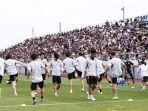 ang-menonton-Timnas-Jepang-ak-pada-kualifikasi-Piala-f.jpg