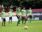 angel-alfredo-vera-awasi-persebaya-berlatih_20180626_123954.jpg