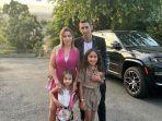angel-di-maria-bersama-istrinya-jorgelina-cardoso-dan-kedua-putri-mereka.jpg