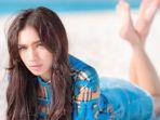angel-karamoy-pose-tengkurap-di-pasir-pantai.jpg