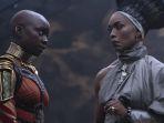angela-bassett-dan-danai-gurira-dalam-film-black-panther-wakanda-forever-2022.jpg