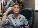 angela-lee-ketika-jumpa-pers-di-kantor-henry-indraguna_20171106_214752.jpg