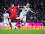 angelino-berduel-dengan-striker-bayern-munchen-robert-lewandowski.jpg