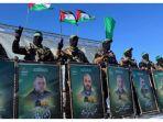 anggota-Brigade-Al-Qassam-berdiri-di-atas-panggung.jpg