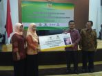 anggota-baznas-simbolis-serahkan-dana-zakat-asn-kemenkop_20180223_170133.jpg