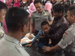 anggota-brimob-kewalahan-tangani-ahmad_20180313_210226.jpg