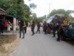 anggota-densus-88-mabes-polri-berjaga-jaga-di-depan-gang-rumah_20180517_205056.jpg