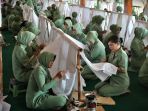anggota-dharma-pertiwi-membatik-dengan-canting_20181006_195302.jpg