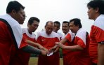 anggota-dpr-bermain-sepak-bola_20141111_193145.jpg