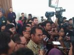 anggota-dpr-dari-fraksi-gerindra-melakukan-aksi-walk-out_20170428_125504.jpg