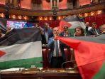 anggota-dpr-italia-mengibarkan-bendera-palestina.jpg