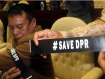 anggota-dpr-memasang-tulisan-savedpr_20151216_160814.jpg
