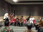 anggota-dprd-kabupaten-bekasi-bersama-dinas-kesehatan-dinas-tenaga-kerja-imigrasi.jpg