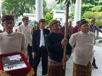 anggota-dprd-solo-mendatangi-pengadilan-negeri-solo-pakai-baju-adat-jawa-rabu-1832020.jpg