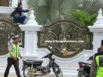 anggota-kepolisian-berusaha-mengepung-rumah-yang-menjadi-sasaran-peramp_20180713_190801.jpg