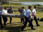 anggota-kepolisian-pulau-reunion-membawa-potongan-logam-yang-diduga-adalah_20150730_214843.jpg