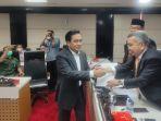 anggota-komisi-i-dpr-effendi-simbolon-kiri-saat-menerima-keputusan-mkd-dpr-ri.jpg