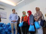 anggota-komisi-xi-dpr-dan-bank-indonesia-bantu-korban-banjir_20200303_201746.jpg