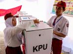 anggota-kpps-berpakaian-siswa-sekolah-dasar_20190418_221254.jpg