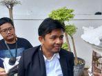 anggota-kpu-ri-idham-holik-di-kantor-kpu-ri-jakarta-jumat-132024.jpg