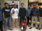 anggota-opsnal-jatanras-polres-metro-jakarta-utara-menangkap-ahmad-adria_20180125_144802.jpg