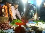 anggota-ormas-melakukan-pungli-kepada-pedagang.jpg
