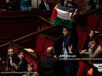 anggota-parlemen-la-france-insoumise-sebastien-delogu-mengibarkan-bendera-palestina.jpg