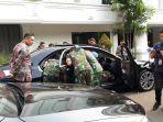 anggota-paspampres-mengecek-mobil-yang-bakal-digunakan-oleh-para-tamu-kepala-negara.jpg