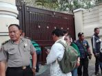 anggota-polda-jatim-geledah-rumah-gunawan_20171121_114006.jpg