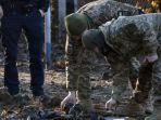 anggota-polisi-dan-pihak-militer-ukraina-mengumpulkan-pecahan-drone-rusia.jpg