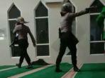 anggota-polisi-masuk-masjid-mengenakan-sepatu-sambil-membawa-tameng.jpg
