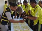 anggota-polisi-polresta-yogyakarta-tes-urine_20151009_142832.jpg