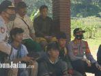 anggota-polres-mojokerto-mendampingi-para-pendaki-yang-sempat-terjebak-kebakaran.jpg