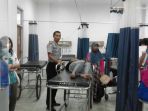 anggota-polres-rembang-bantu-ibu-yang-hendak-melahirkan_20170101_091423.jpg