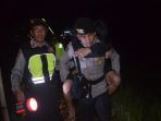 anggota-polres-wonosobo-menggendong-korban-tersambar-petir-di-gunung-prau-wonosobo_20170424_053941.jpg