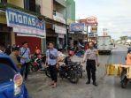 anggota-polsek-baradatu-menunjukkan-lokasi-mobil-korban-diparkir.jpg