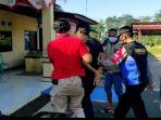 anggota-polsek-cibinong-menangkap-pelaku-yang-membacok-selingkuhan.jpg