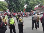 anggota-polsek-tambaksari-surabaya-terlihat-menjaga-aksi-blokir-jl-kalasan_20171228_100158.jpg