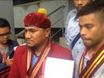 anggota-pp-pmkri-menunjukkan-surat-laporan-ke-mapolda-metro-jaya_20161226_174949.jpg