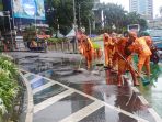 anggota-ppsu-mengeringkan-genangan-air-hujan_20230214_144038.jpg